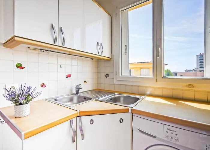 Апартаменты Espace Anahit 2 Piece Meuble Avec Balcon, Proche Tram Magnan Et Plages Bail Mobilite Ницца